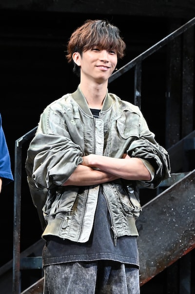 腕を組む田中樹。