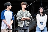 囲み取材に応じる上遠野太洸(左)、田中樹(中央)、佐野ひなこ(右)。