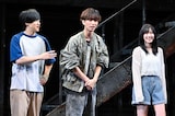 中学生を演じる自身について「舞台が始まったらびっくりすると思いますよ」とアピールする田中樹(中央)。