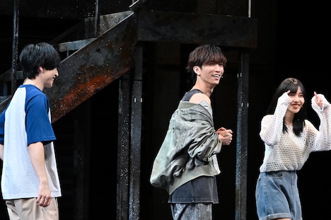 囲み取材を進行した駒井千佳子リポーターの白いメガネが目立つと言いながらステージを去る田中樹（中央）。