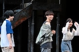 囲み取材を進行した駒井千佳子リポーターの白いメガネが目立つと言いながらステージを去る田中樹(中央)。
