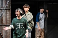 「ぼくらの七日間戦争 2025」ゲネプロより共演者の振り切った演技を見て笑いをこらえる田中樹（中央）。