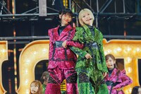 腕を組む山崎天（左）と藤吉夏鈴（右）の“てんかりん”コンビ。©Seed & Flower LLC