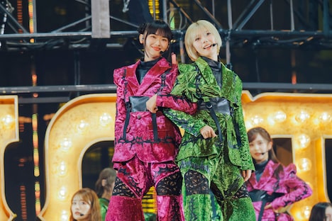 腕を組む山崎天（左）と藤吉夏鈴（右）の“てんかりん”コンビ。©Seed & Flower LLC