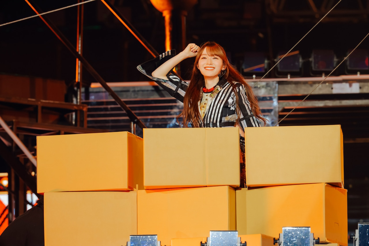 れなぁ砲」でバズーカから飛び出し、ダンボールの山に着地した守屋麗奈
