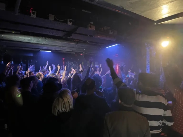 ドイツで行われた通算1500回目のライブの模様。