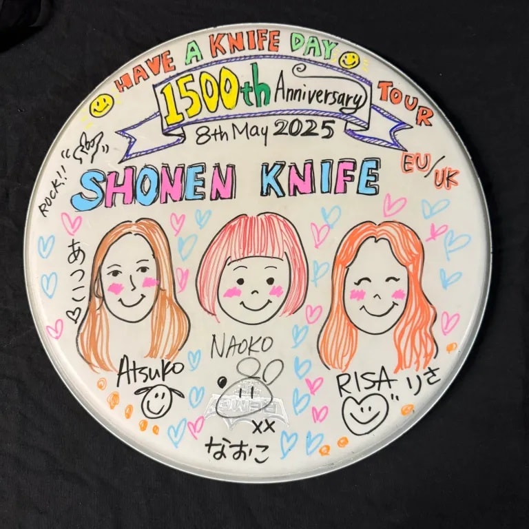 少年ナイフの1500回目のライブを記念して、なおこがイラストを描き込んだスネアドラムヘッド。