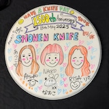 少年ナイフの1500回目のライブを記念して、なおこがイラストを描き込んだスネアドラムヘッド。