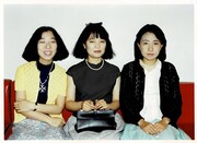 結成時の少年ナイフメンバー。左から、あつこ(Dr)、みちえ(B, Vo)、なおこ(Vo, G)。