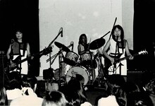 初期少年ナイフのライブの様子。