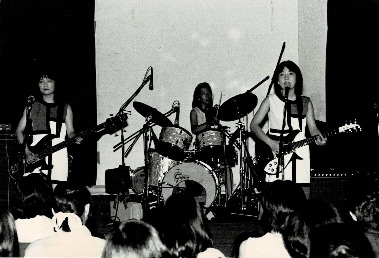 初期少年ナイフのライブの様子。
