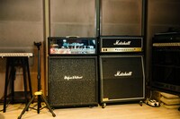 この日の取材場所となった大阪の四ツ橋 LMスタジオ。1991年以降、少年ナイフの音楽活動の拠点となっている。