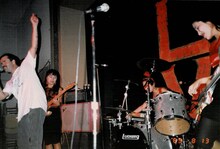 1989年にアメリカ・ロサンゼルスで行われた少年ナイフの初海外ライブの様子。