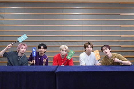 “バラエティ班”のシューヤ、リョウガ、ユーキ、タカシ、マサヒロ（左から）。