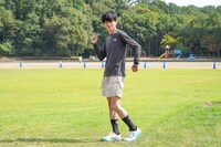 走るポーズをする横山裕の全身カット。©日本テレビ