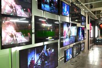 入口すぐにはいくつもの映像が流れる。