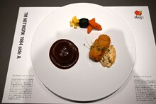 小室哲哉が「懐かしい味」と評したコラボメニューのハンバーグとクリームコロッケのプレート。