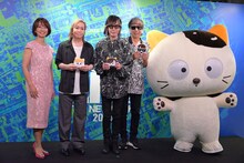 左から住吉美紀アナウンサー、TM NETWORK、タマ。