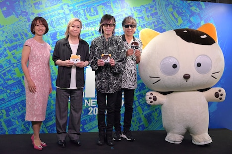 左から住吉美紀アナウンサー、TM NETWORK、タマ。