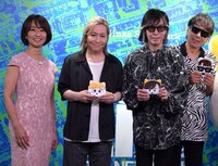 左から住吉美紀アナウンサー、TM NETWORK。