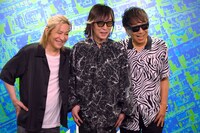 「肩を組んで」というカメラマンのリクエストに思わず照れ笑いする3人。