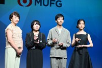 金工作家の浅利侑希氏、漆芸作家の太田魁氏と時田早苗氏のトロフィー授与の様子。