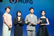 金工作家の浅利侑希氏、漆芸作家の太田魁氏と時田早苗氏のトロフィー授与の様子。