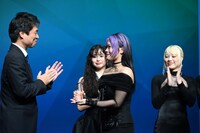 トロフィーを受け取ったNAOKO（HANA）。