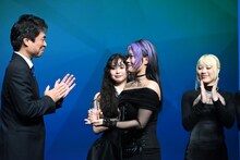 トロフィーを受け取ったNAOKO（HANA）。