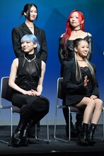 左上から時計回りにHANAのMOMOKA、CHIKA、YURI、JISOO。