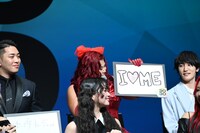 フリップに「I ♡ ME」と書いたJESSICA。