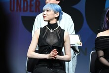 KOHARUの発表を聞いて拍手するJISOO（ともにHANA）。