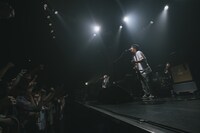 アルステイクのライブの様子。（Photo by MAYUMI）