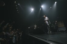 アルステイクのライブの様子。（Photo by MAYUMI）