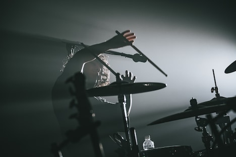 あむ（Dr, Cho / アルステイク）（Photo by MAYUMI）