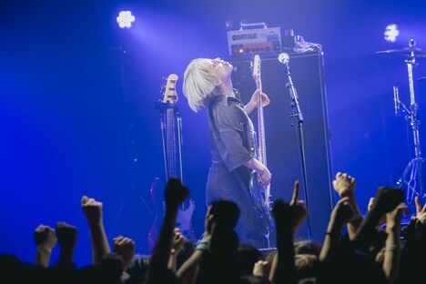 のん（B, Cho / アルステイク）（Photo by MAYUMI）