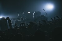 アルステイクのライブの様子。（Photo by MAYUMI）