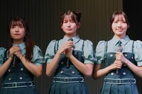 涙ぐむ永瀬真梨（中央）。©OVERSE/KING RECORDS