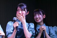 涙ぐむ朝宮日向（左）。©OVERSE/KING RECORDS