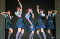 東京・ららぽーと立川立飛でフリーライブを行うRain Tree。©OVERSE/KING RECORDS