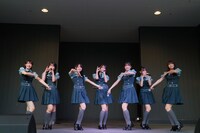 東京・ららぽーと立川立飛でフリーライブを行うRain Tree。©OVERSE/KING RECORDS