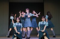 東京・ららぽーと立川立飛でフリーライブを行うRain Tree。©OVERSE/KING RECORDS