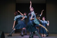 東京・ららぽーと立川立飛でフリーライブを行うRain Tree。©OVERSE/KING RECORDS