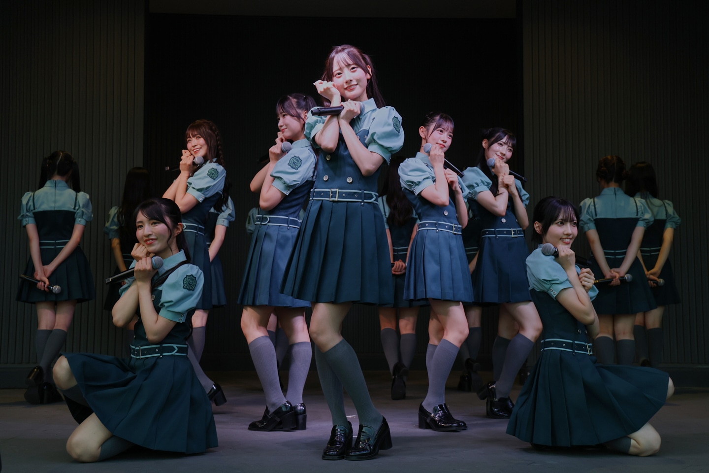 東京・ららぽーと立川立飛でフリーライブを行うRain Tree。©OVERSE/KING RECORDS