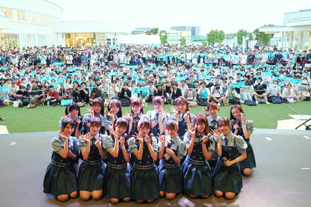 東京・ららぽーと立川立飛に集まったファンと記念撮影するRain Tree。©OVERSE/KING RECORDS