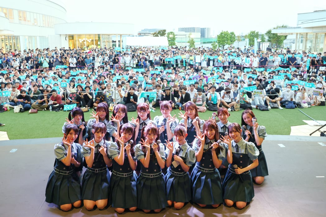 東京・ららぽーと立川立飛に集まったファンと記念撮影するRain Tree。©OVERSE/KING RECORDS