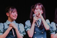 涙ぐむ綾瀬ことり（右）。©OVERSE/KING RECORDS