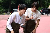 松島聡と猪俣周杜。©フジテレビ