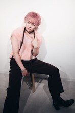 スタッフ・本人監修のもと、“シューヤ選手権”のアングルで撮影したシューヤ（超特急）。