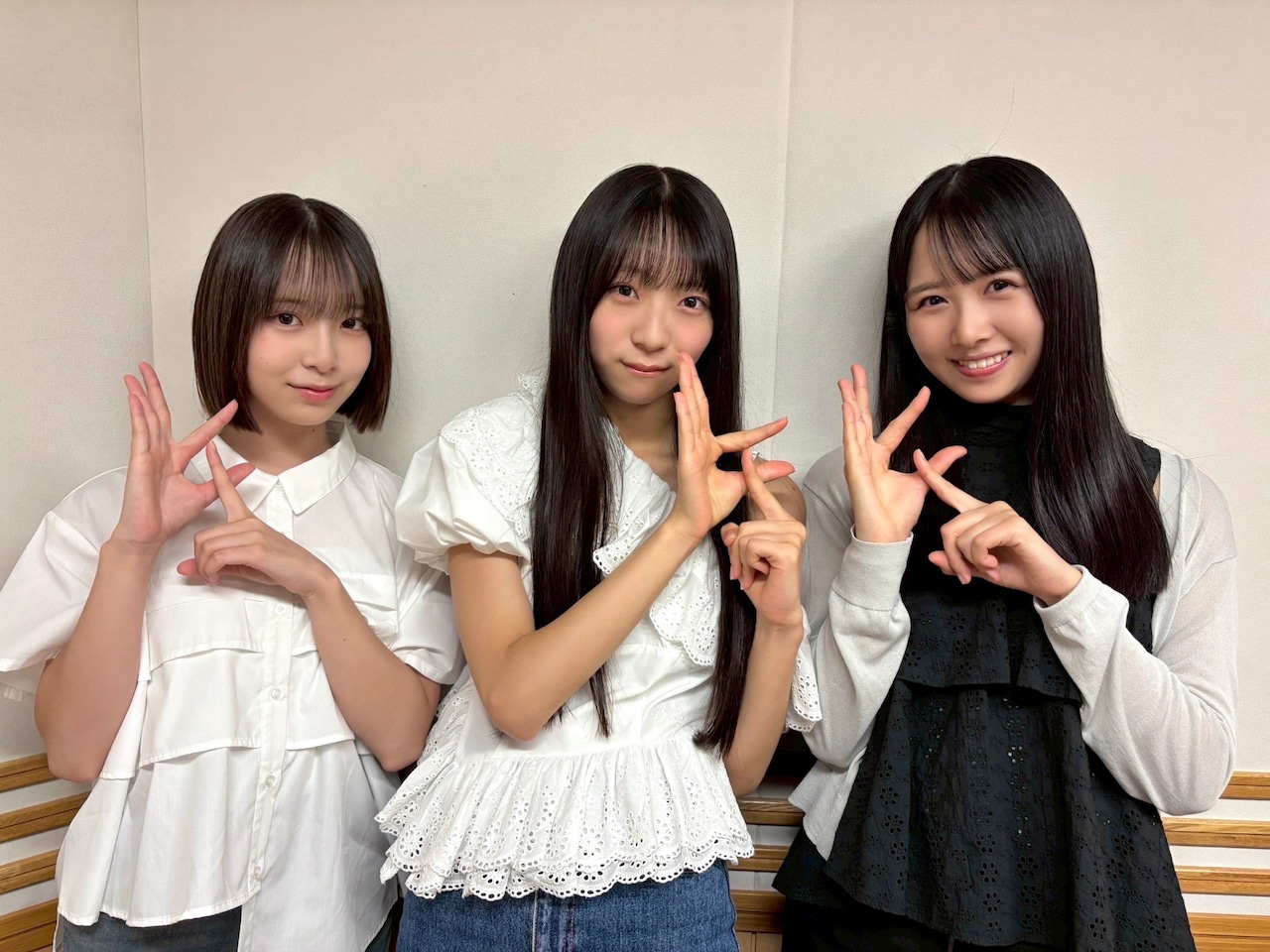 左から渡辺莉奈、宮地すみれ、上村ひなの。